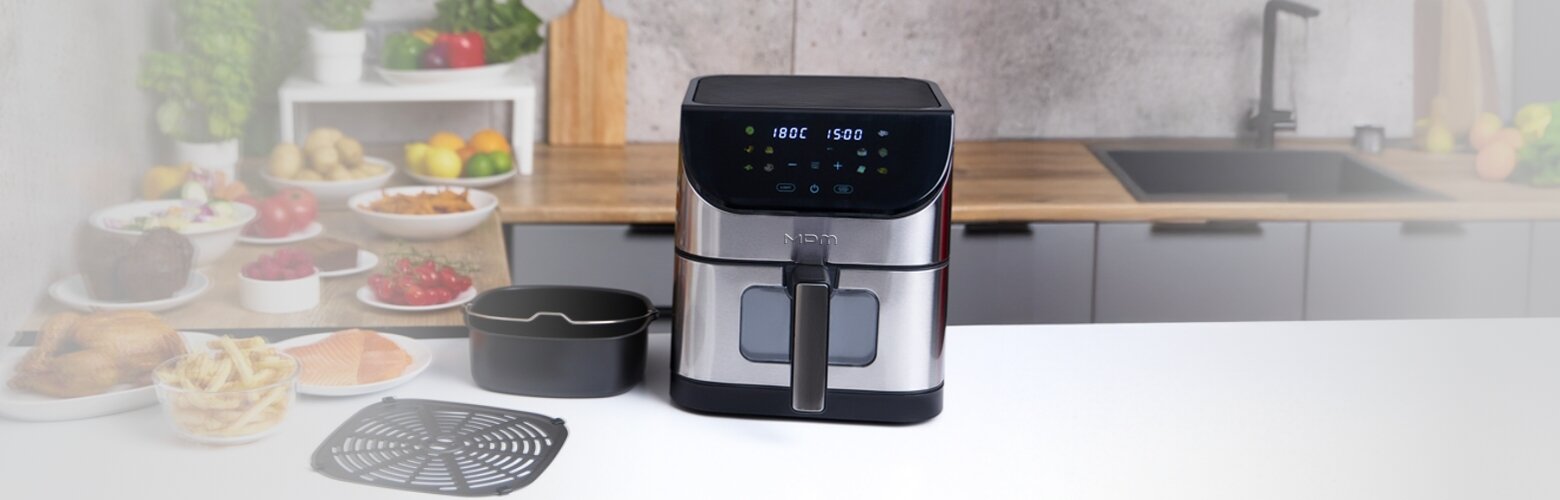 Frytkownica beztłuszczowa AirFryer MFR-10M/WI-FI na kuchennym blacie. Obok jedzenie i akcesoria urządzenia.