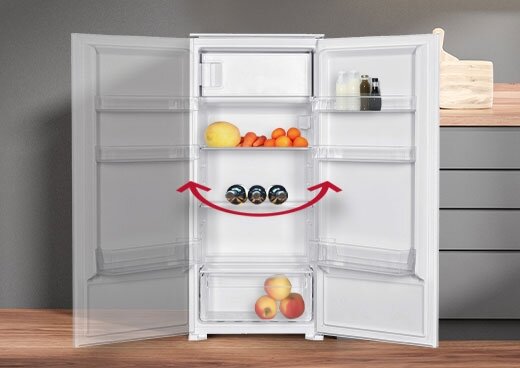 Otwarta lodówka w zabudowie kuchennej. Drzwi po prawej stronie, po lewej na wpół przezroczyste drzwi. Strzałka symbolizująca drzwi lewo/prawo.