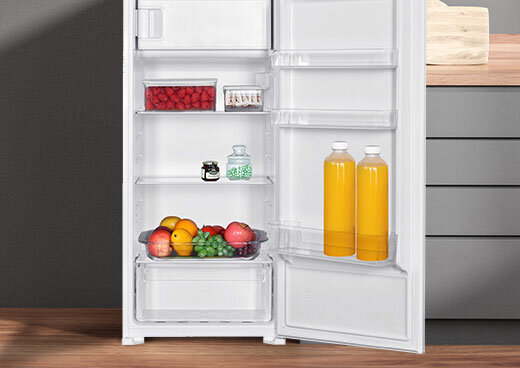 Otwarta lodówka wypełniona owocami i napojami.