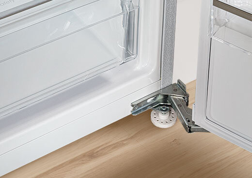 Zbliżenie na zawiasy lodówki.