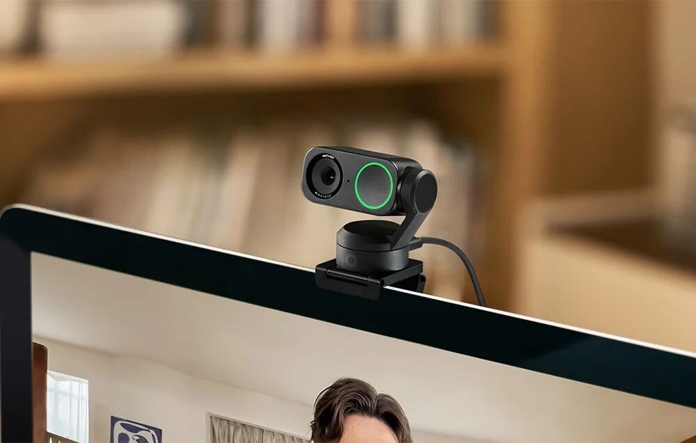 INSTA360 Link 2 Insta360 Link 2 kamera internetowa 4K Rozdzielczość 4K redukcja hałasu AI ustawianie ostrości na wybranych obiektach funkcja śledzenia ruchu aplikacja sterowanie gestami - Kamera internetowa z obiektywem i podświetlanym pierścieniem zamontowana na krawędzi monitora