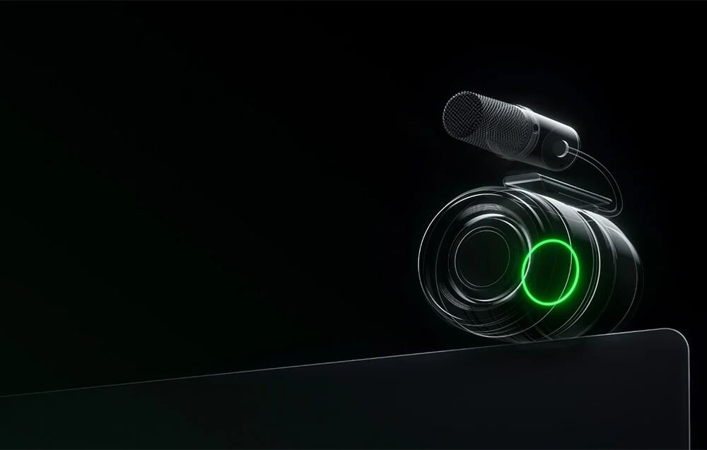 INSTA360 Link 2 Insta360 Link 2 algorytmy AI inteligentną redukcję hałasu trzy tryby audio Voice Focus Voice Suppression Music Balance - Kamera internetowa na monitorze z widocznym przekrojem optycznym lensu oraz wbudowanego mikrofonu.