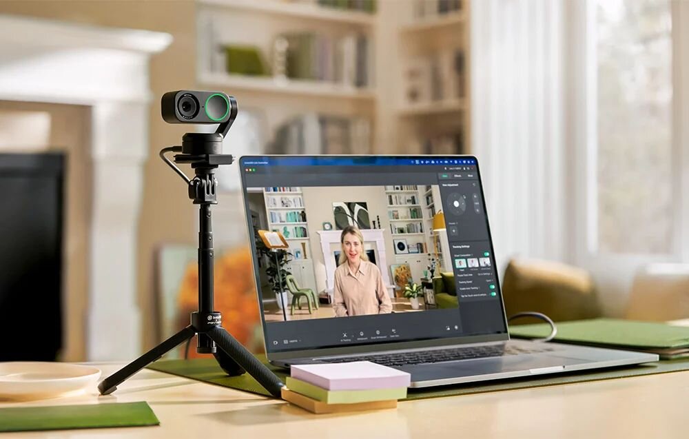 INSTA360 Link 2 mocowanie magnetyczne zamontować na statywie Zoom, Microsoft Teams i Twitch 10 sekundach bezczynności kamera automatycznie kieruje obiektyw w dół - Kamera internetowa na statywie stojąca obok laptopa z podglądem obrazu na ekranie