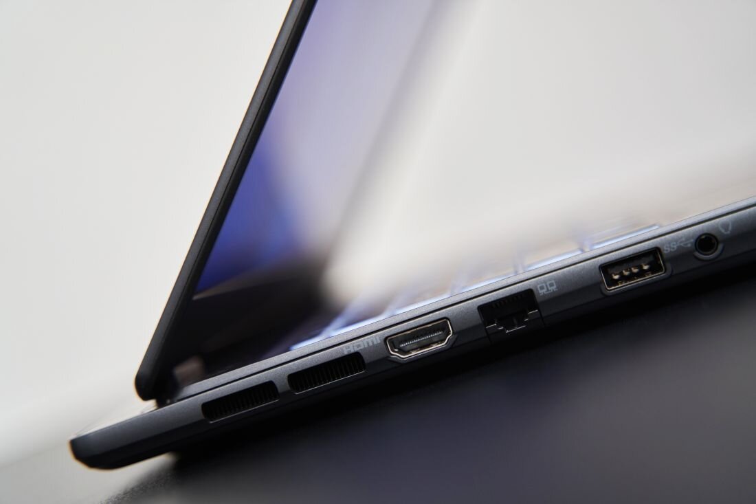 Zbliżenie na boczną krawędź laptopa MSI Prestige 14 AI Studio, widoczne porty HDMI, Ethernet, USB-A, gniazdo audio oraz fragment podświetlanej klawiatury. - zestaw złączy HDMI Thunderbolt 4