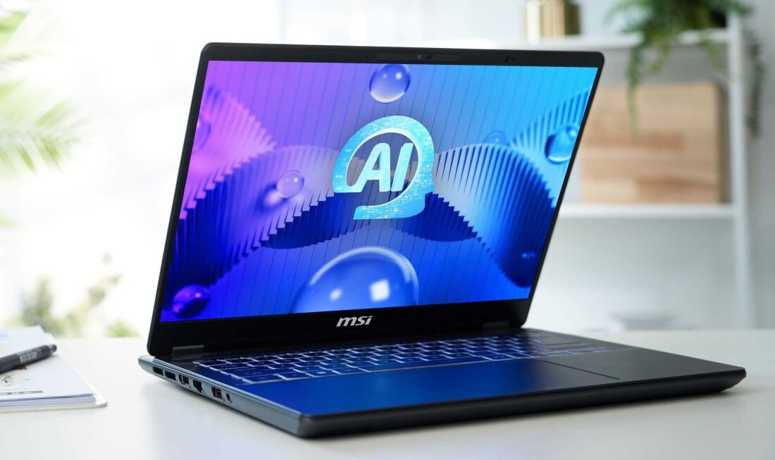 Laptop MSI Prestige 14 AI Studio na jasnym biurku, ekran z otwartą aplikacją MSI Center prezentującą narzędzia do zarządzania wydajnością i diagnostyką systemu, minimalistyczne otoczenie. - MSI Center