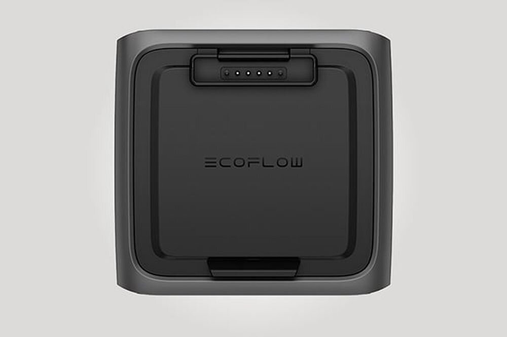 Czarny, kwadratowy panel z logo \'ECOFLOW\' na środku. Na górze widoczny jest rząd pięciu małych diod.