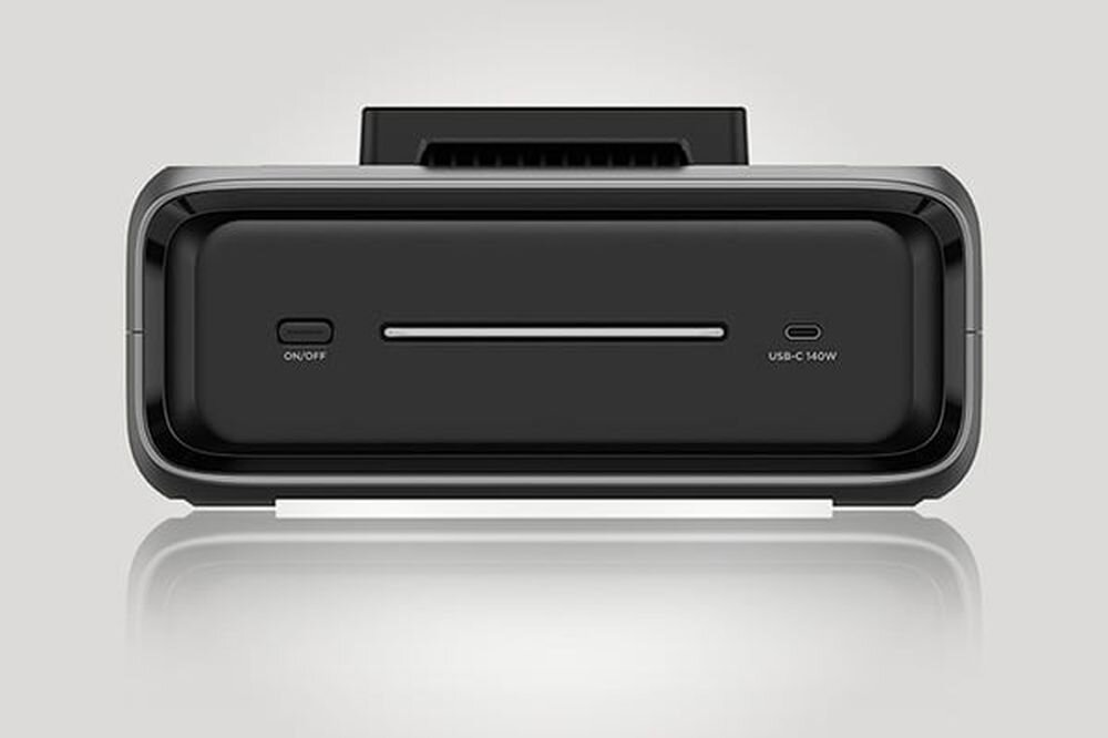 Obraz przedstawia czarną baterię z przyciskiem \'ON/OFF\' i portem \'USB-C 140W\' na szarym tle.