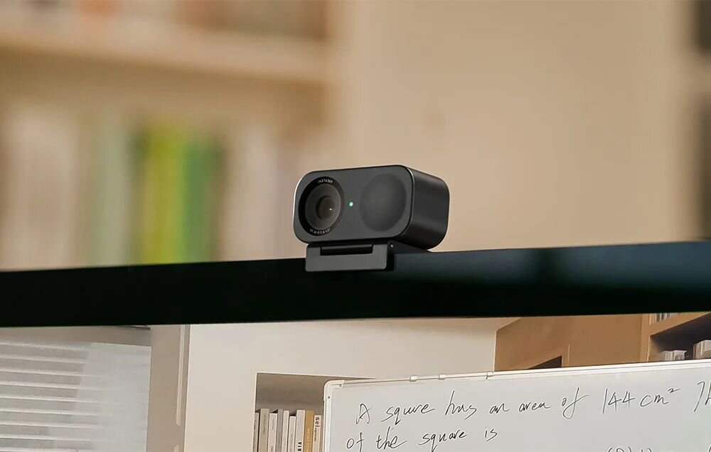 insta360 Link 2C insta360 Link 2C kamera internetowa 4K Rozdzielczość 4K redukcja hałasu AI ustawianie ostrości na wybranych obiektach funkcja automatycznego zoomu aplikacja sterowanie gestami - kamera internetowa zamontowana na górnej krawędzi monitora komputera