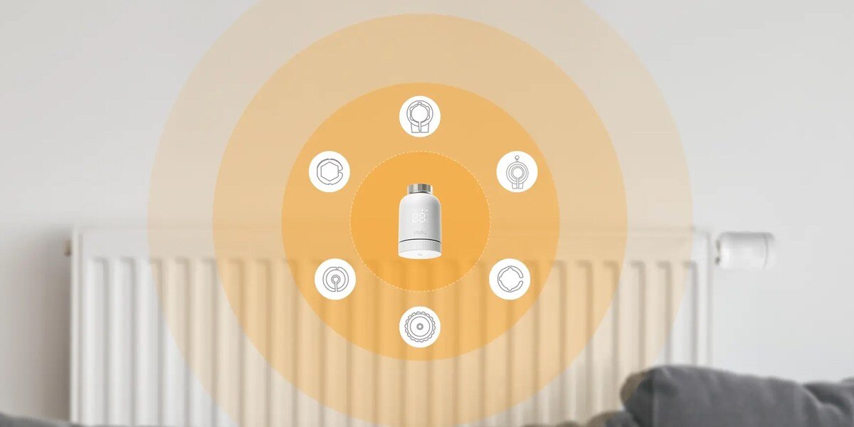 Głowica termostatyczna IMOU IOT-TRV1, oszczędność, głowica, pasuje, uniwersalna, na białym tle kaloryfer a na pierwszym planie przykłady zaworów pasujących do głowicy