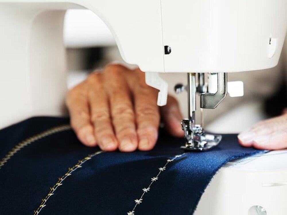 Maszyna do szycia CECOTEC BelleCouture 21500 Biały 215 wbudowanych ściegów, swodoba szycia, łatwiejsza personalizacja projektów