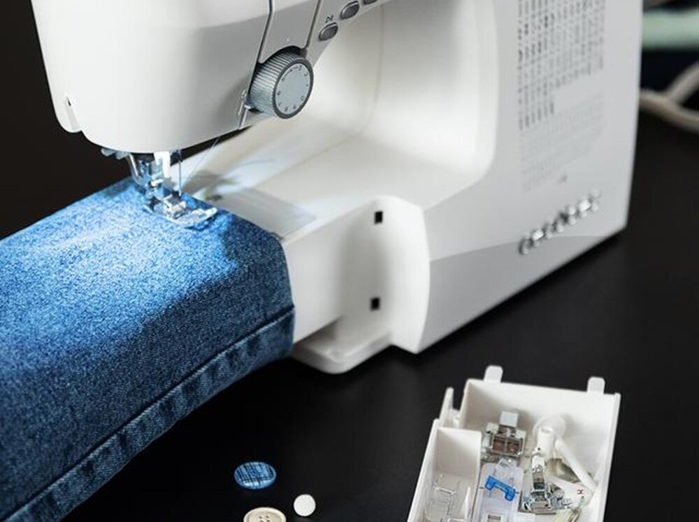 Maszyna do szycia CECOTEC BelleCouture 21500 Biały wolnie ramię do szycia rękawów, schowek na akcwesoria, bogate wyposażenie