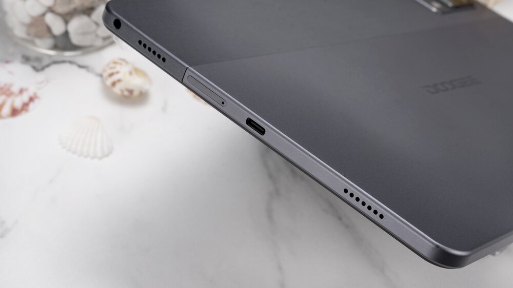 Tablet DOOGEE T40 funkcja rozpoznawania twarzy porty złącza tablet na biurku 