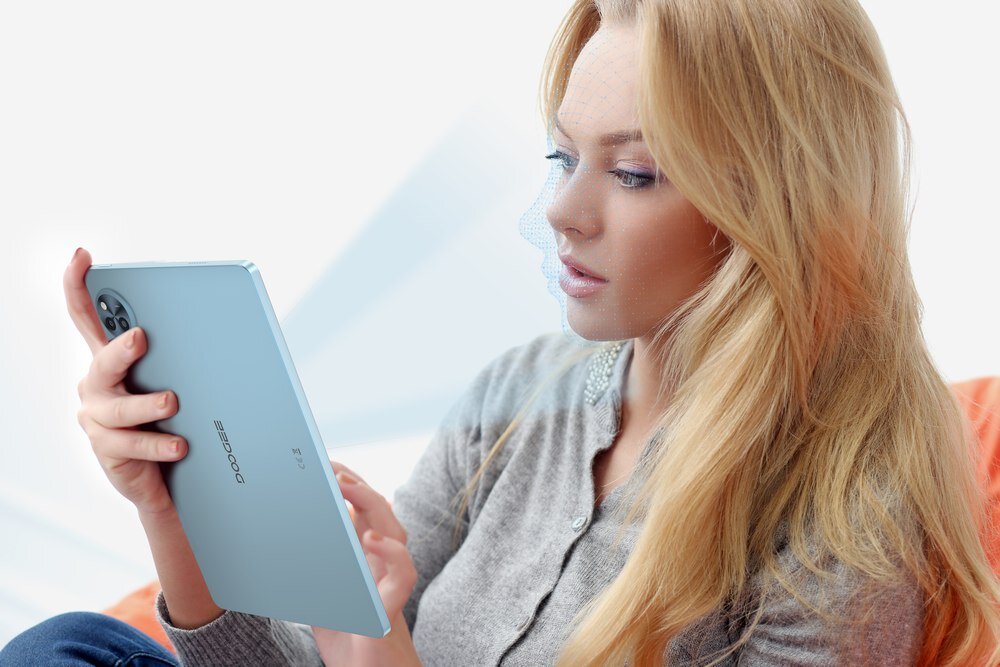 Tablet DOOGEE U11 cechy procesor system kobieta korzysta z tabletu  