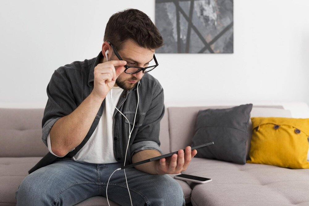 Tablet DOOGEE U11 podsumowanie człowiek korzysta z tabletu na kanapie  