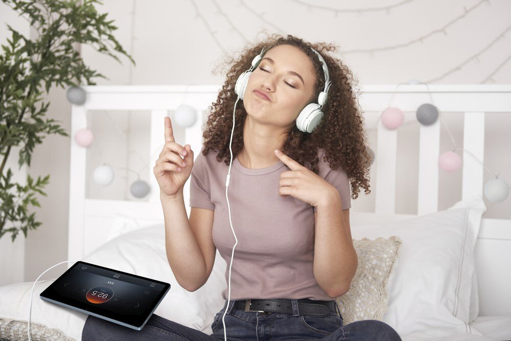 Tablet DOOGEE U11  Elegancja waga port słuchawkowy 3,5 mm grubość kobieta słucha muzyki z tabletu 