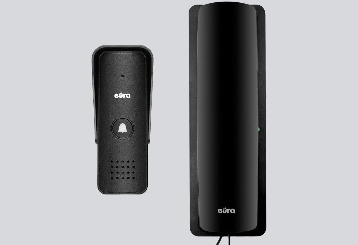 Domofon EURA ADP-24A3 Czarny, domofon, zestaw, instalacja, funkcjonalność, Zestaw domofonowy Eura – czarna kaseta zewnętrzna z daszkiem oraz Czarny unifon wiszący na ścianie, pokazane na neutralnym tle.