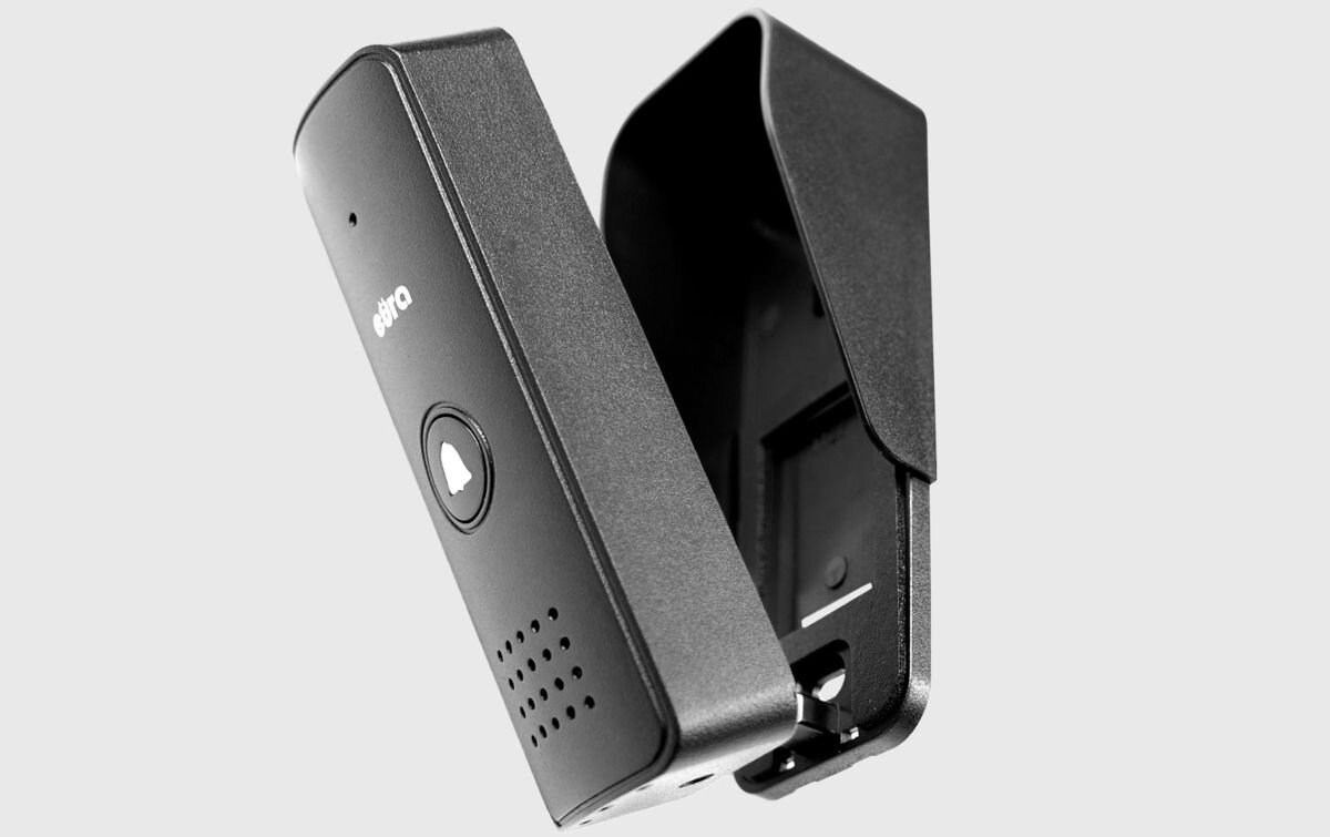 Domofon EURA ADP-24A3 Czarny, daszek, ochrona, pogoda, wytrzymałość, Czarna kaseta bramowa domofonu Eura z daszkiem ochronnym uchyloną do przodu, widoczne mocowanie i otwory montażowe.