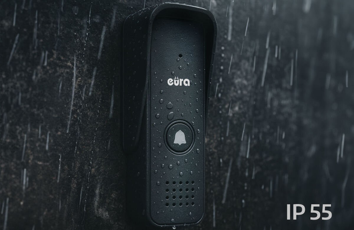 Domofon EURA ADP-24A3 Czarny, szczelność, aluminium, IP55, trwałość, Czarna zewnętrzna kaseta domofonu Eura z przyciskiem dzwonka i kratką głośnika, pokazana w deszczu z oznaczeniem klasy szczelności IP55.