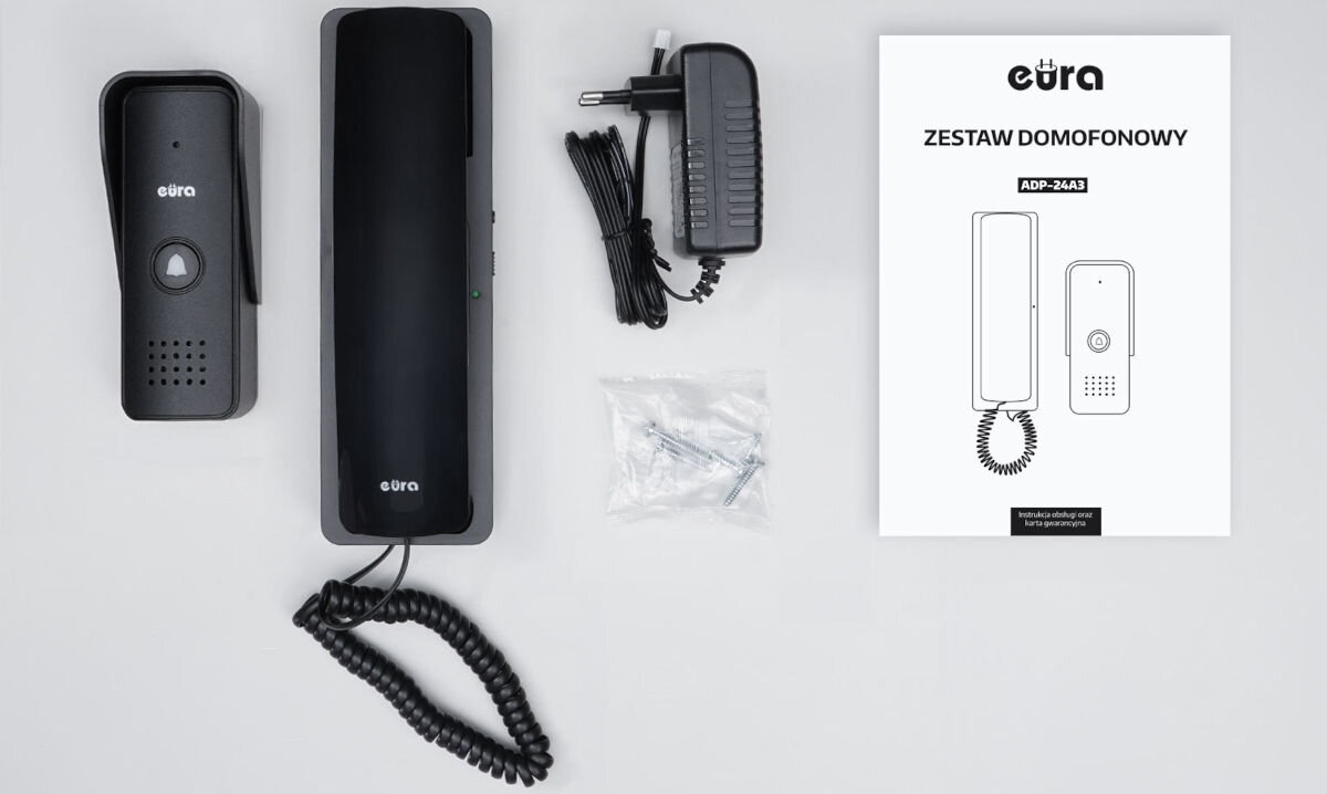 Domofon EURA ADP-24A3 Czarny, zestaw, montaż, akcesoria, kompletność, Komplet przewodowego zestawu domofonowego Eura – kaseta bramowa, unifon, zasilacz, śruby montażowe oraz instrukcja obsługi ułożone na jasnym tle.