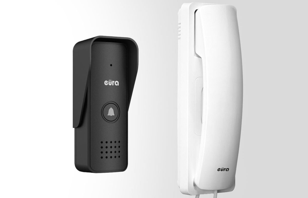 Domofon EURA ADP-24A3 Biały, domofon, zestaw, instalacja, funkcjonalność, Zestaw domofonowy Eura – czarna kaseta zewnętrzna z daszkiem oraz biały unifon wiszący na ścianie, pokazane na neutralnym tle.