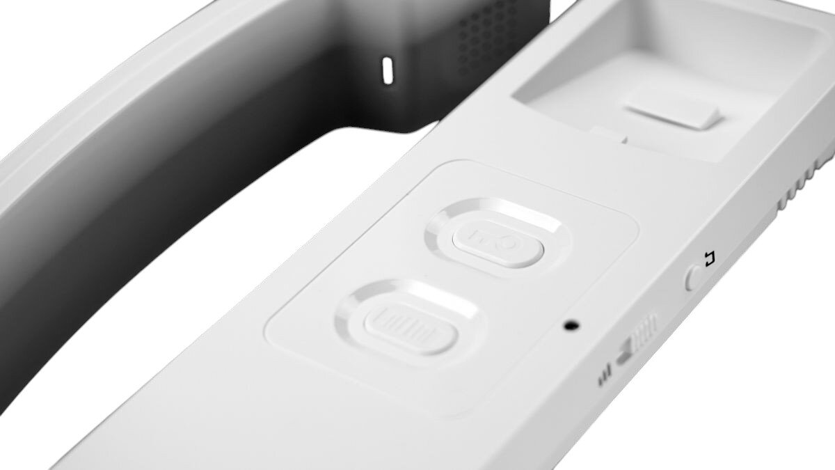 Domofon EURA ADP-24A3 Biały, głośność, sterowanie, melodie, funkcje, Kaseta zewnętrzna EURA ADP-24A3 z daszkiem pokazana pod kątem na białym tle.