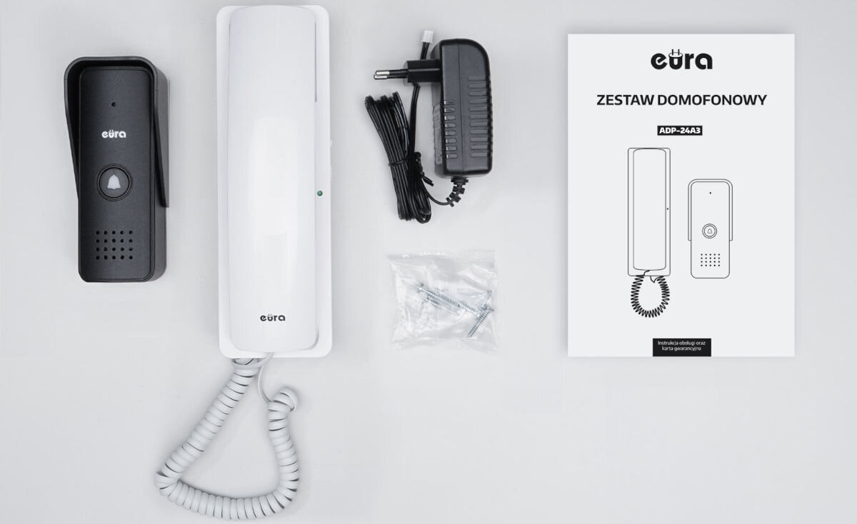 Domofon EURA ADP-24A3 Biały, zestaw, montaż, akcesoria, kompletność, Komplet przewodowego zestawu domofonowego Eura – kaseta bramowa, unifon, zasilacz, śruby montażowe oraz instrukcja obsługi ułożone na jasnym tle.