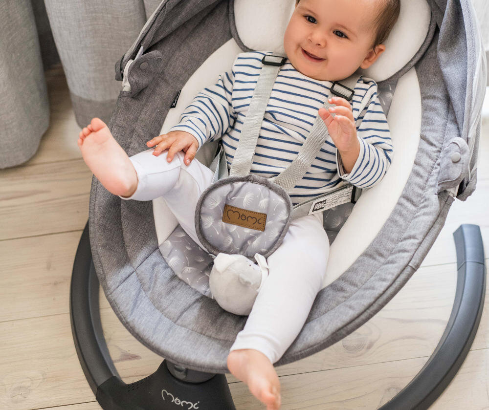 Bujaczek MOMI Kenani BULE00022 Ciemnoszary Relaks oraz stymulacja Dwie pluszowe zabawki przypinane na rzepy tworzy bezpieczną przestrzeń do odpoczynku i delikatnej aktywności