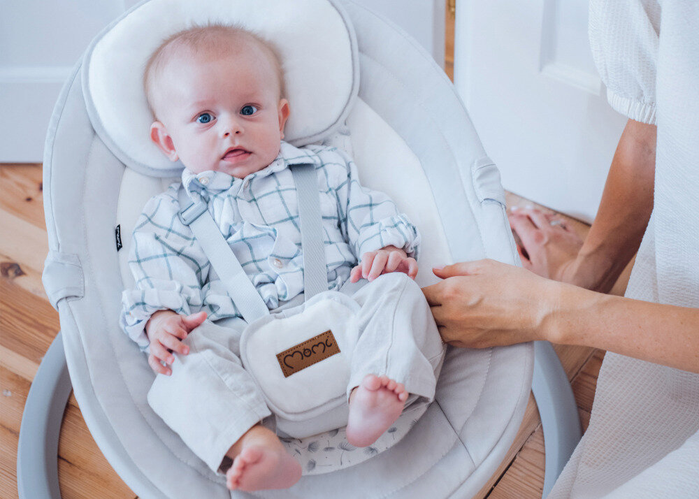 Bujaczek MOMI Kenani BULE00023 Jasnoszary Relaks oraz stymulacja Dwie pluszowe zabawki przypinane na rzepy tworzy bezpieczną przestrzeń do odpoczynku i delikatnej aktywności