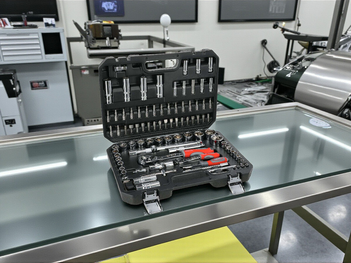 Zestaw kluczy nasadowych PROLINE 58194 (94 szt.), serwis, naprawa, mechanik, auto, zestaw kluczy stoi na blacie w warsztacie