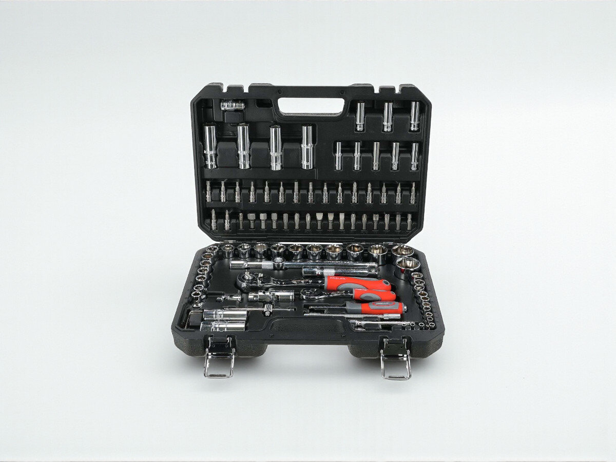 Zestaw kluczy nasadowych PROLINE 58194 (94 szt.), zadania, wiele, napędy, elastyczność, n białym tle frontem na wprost stoi otwarty zestaw kluczy