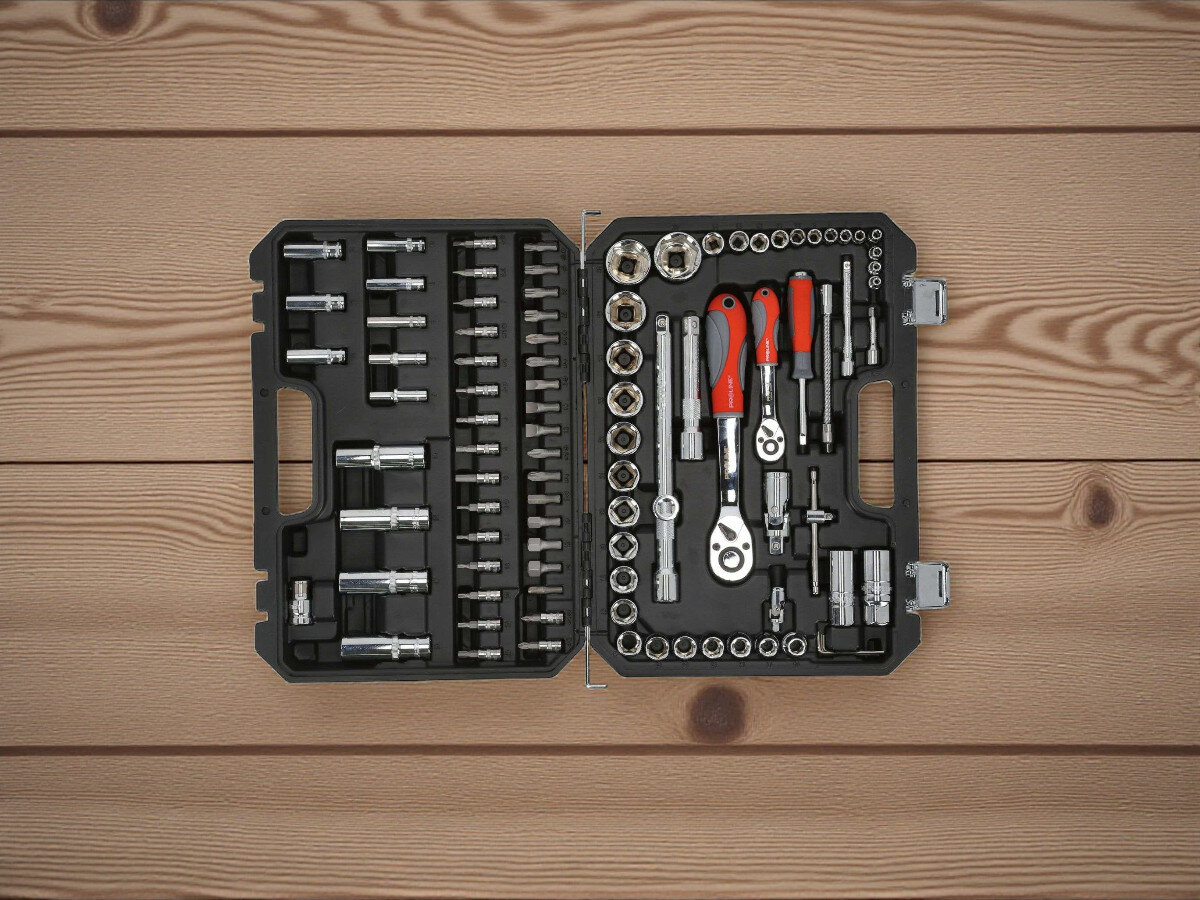 Zestaw kluczy nasadowych PROLINE 58194 (94 szt.), napędy, nasadki, rozmiary, zestaw, na blacie drewnianym od góry pokazany otwarty pełen zestaw kluczy