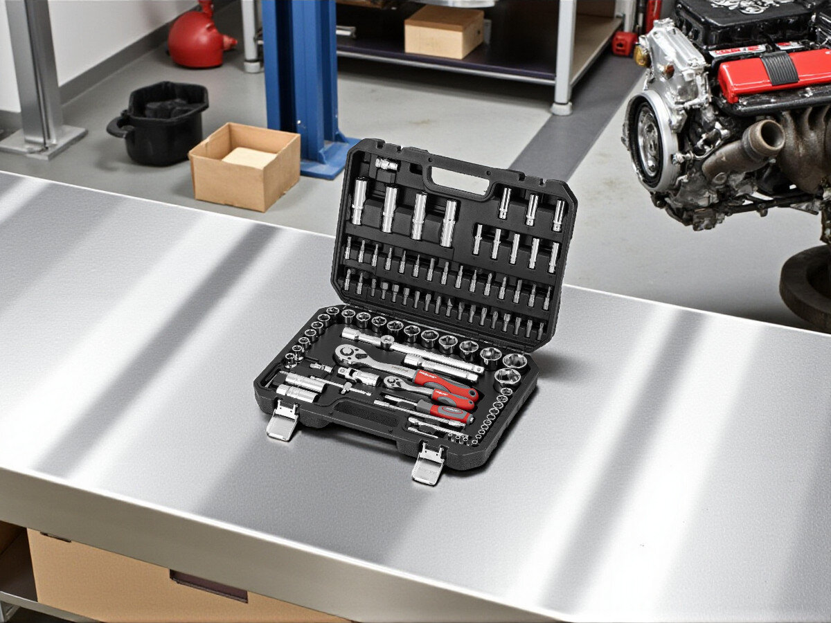 Zestaw kluczy nasadowych PROLINE 58194 (94 szt.), element, nasadowe, umieszczone, wyprofilowane, zawartość, na metalowym blacie w warsztacie stoi zestaw kluczy