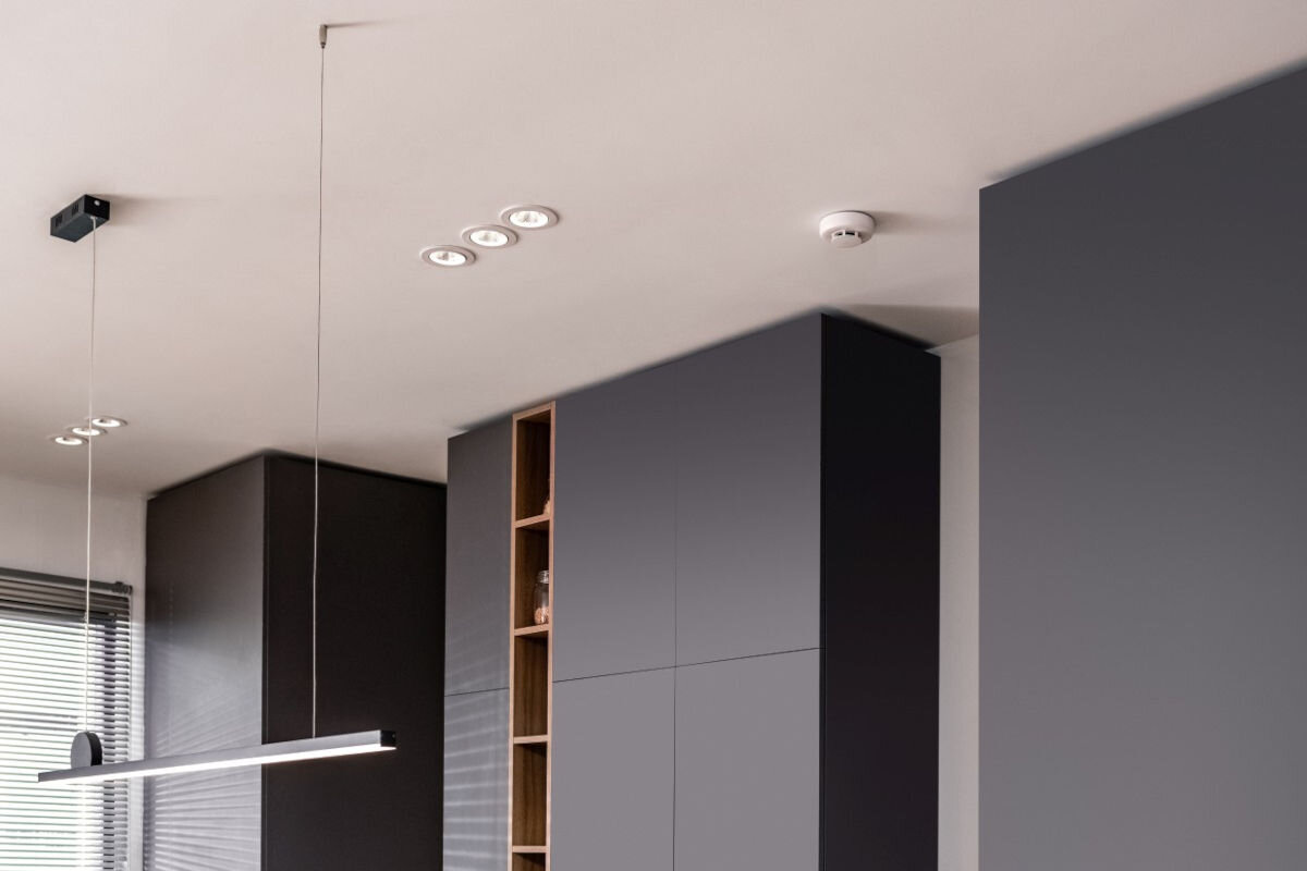 Czujnik dymu AQARA SD-S01D, bezpieczeństwo, zigbee, smart home, powiadomienia, 24/7, Zbliżenie na czujnik, który jest zamontowany do sufitu w pomieszczeniu