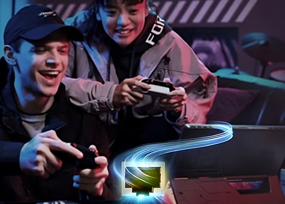 Router ASUS TUF Gaming BE6500 Dwie osoby grające na konsolach, między nimi animowana ikona przewodowego połączenia internetowego, port gamingowy, opóźnienia, aplikacja