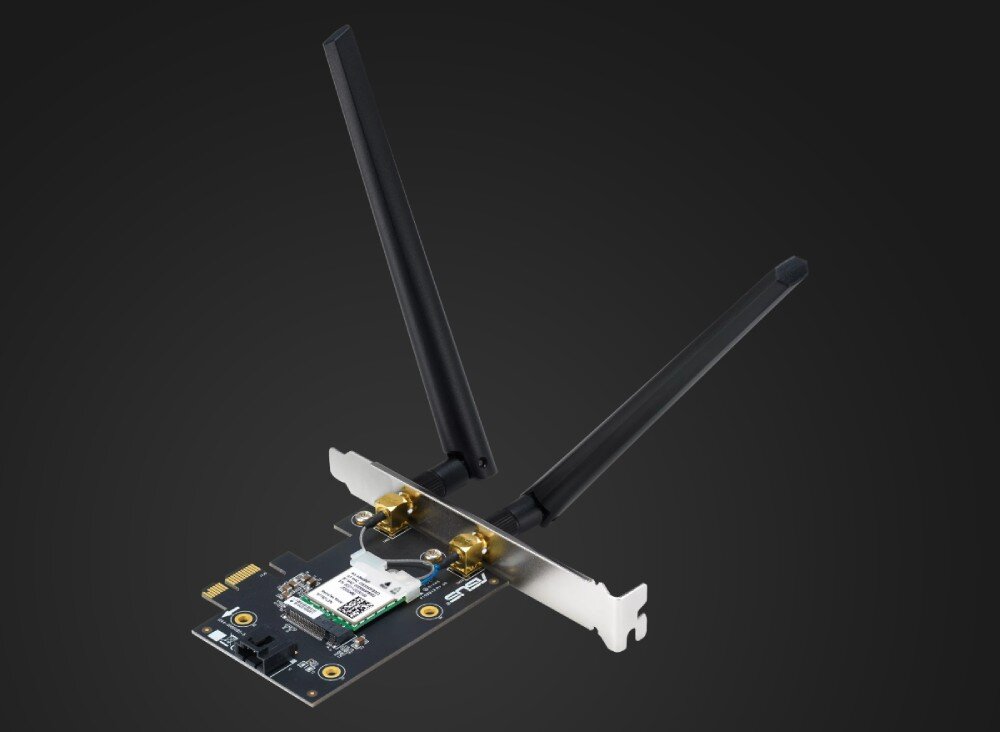Karta sieciowa ASUS PCE-BE6500 Karta sieciowa PCI-E z dwiema czarnymi, pionowymi antenami zainstalowanymi na metalowym wsporniku, opis