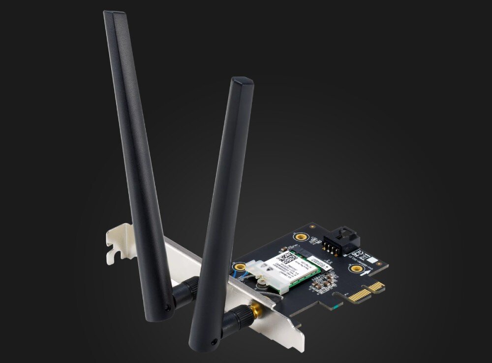 Karta sieciowa ASUS PCE-BE6500 Zbliżenie na kartę sieciową z dwoma antenami ustawionymi pod kątem oraz widocznym złączem PCI-E, anteny, sygnał