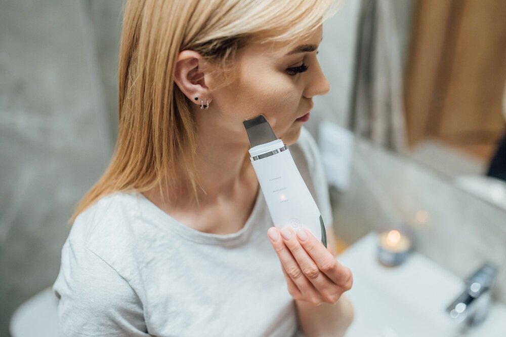 Urządzenie do peelingu kawitacyjnego HAXE HX50001 urządzenie w użyciu, w zaciszu domowym