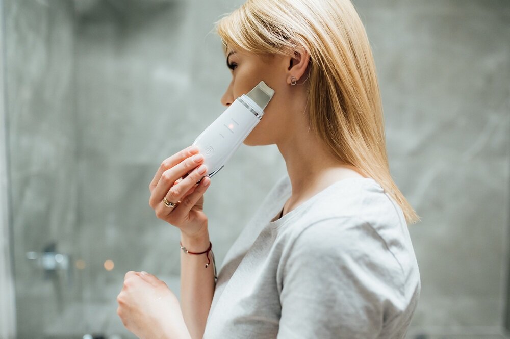 Urządzenie do peelingu kawitacyjnego HAXE HX50001 urządzenie w użyciu, zdrowy wygląd skóry