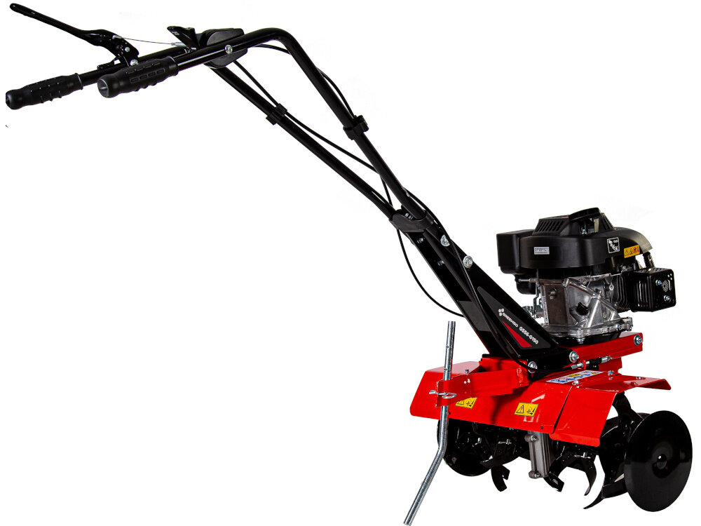 Glebogryzarka spalinowa GREENSO GS56-G150 z napędem 2.7 kW glebogryzarka na białym tle widoczna od tyłu pod skosem wbudowany napęd z jednym biegiem do przodu redukuje wysiłek potrzebny do prowadzenia urządzenia stabilny ruch w przód pracuje szybciej i wygodniej upraszcza przygotowanie gleby pod siew czy sadzenie