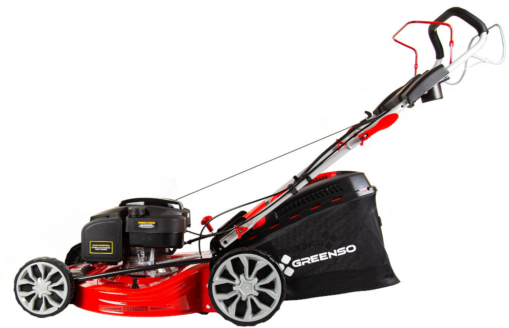 Kosiarka spalinowa GREENSO KS53-G224NE kosiarka na białym tle widoczna z boku solidna bez ograniczeń kabli czy dostępu do prądu mocny czterosuwowy silnik niezależność duża siła cięcia lekka konstrukcja ergonomiczna rączka