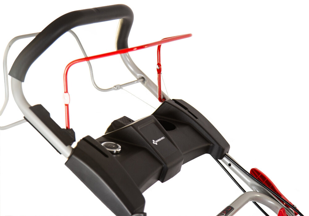 Kosiarka spalinowa GREENSO KS53-G224NE zbliżenie na uchwyt białe tło wygoda komfortowy uchwyt pokryty miękkim wykończeniem pewny chwyt ochrona przed odciskami i otarciami