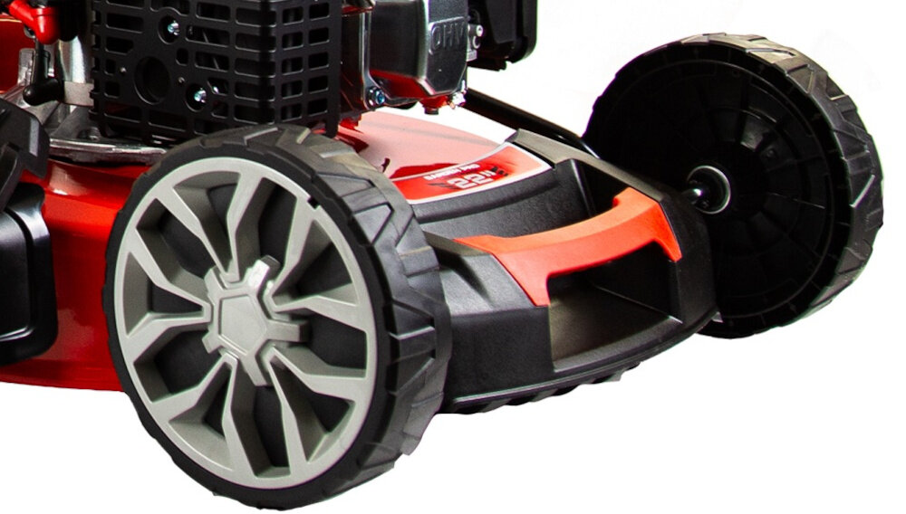 Kosiarka spalinowa GREENSO KS53-G224NE zbliżenie na przednie koła łożyskowe koła koła o średnicy 8 cali z przodu i 10 cali z tyłu skuteczne i staranne koszenie