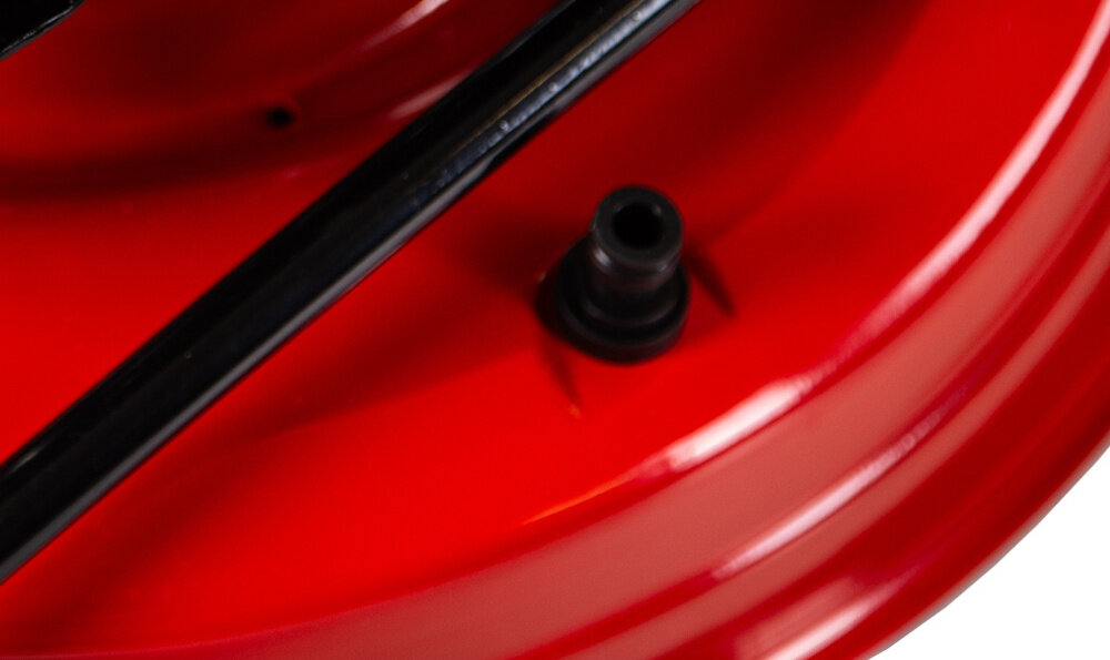 Kosiarka spalinowa GREENSO KS53-G224NE zbliżenie na złączkę do mycia szybkozłącze do mycia noża po koszeniu czyste i gotowe do użycia