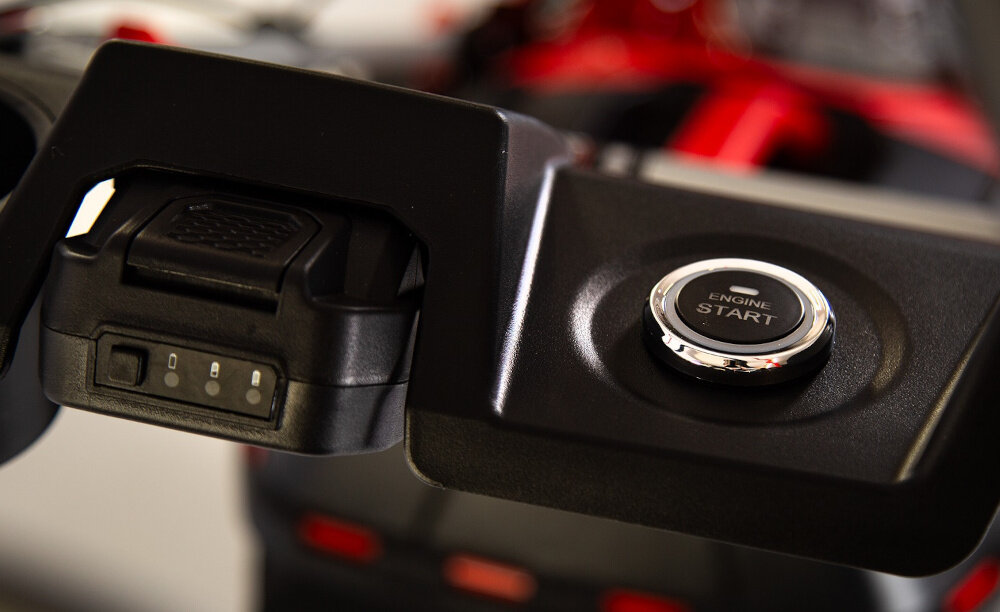 Kosiarka spalinowa GREENSO KS53-G224NE zbliżenie na akumulator i rozrusznik alternatywne zasilanie za pomocą akumulatora litowo-jonowego o napięciu 20 V akumulator w zestawie ładowarka rozrusznik elektryczny proste uruchamianie wcisnąć przycisk START