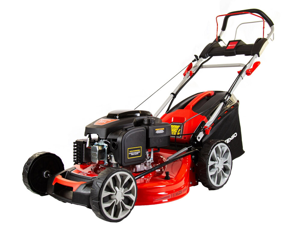 Kosiarka spalinowa GREENSO KS53-G224NE kosiarka na białym tle widoczna od przodu pod skosem urządzenie z napędem porusza się samoczynnie precyzja tempo pracy stabilne tempo jazdy równomierne cięcie trawy ślady koszenia są spójne na całej powierzchni