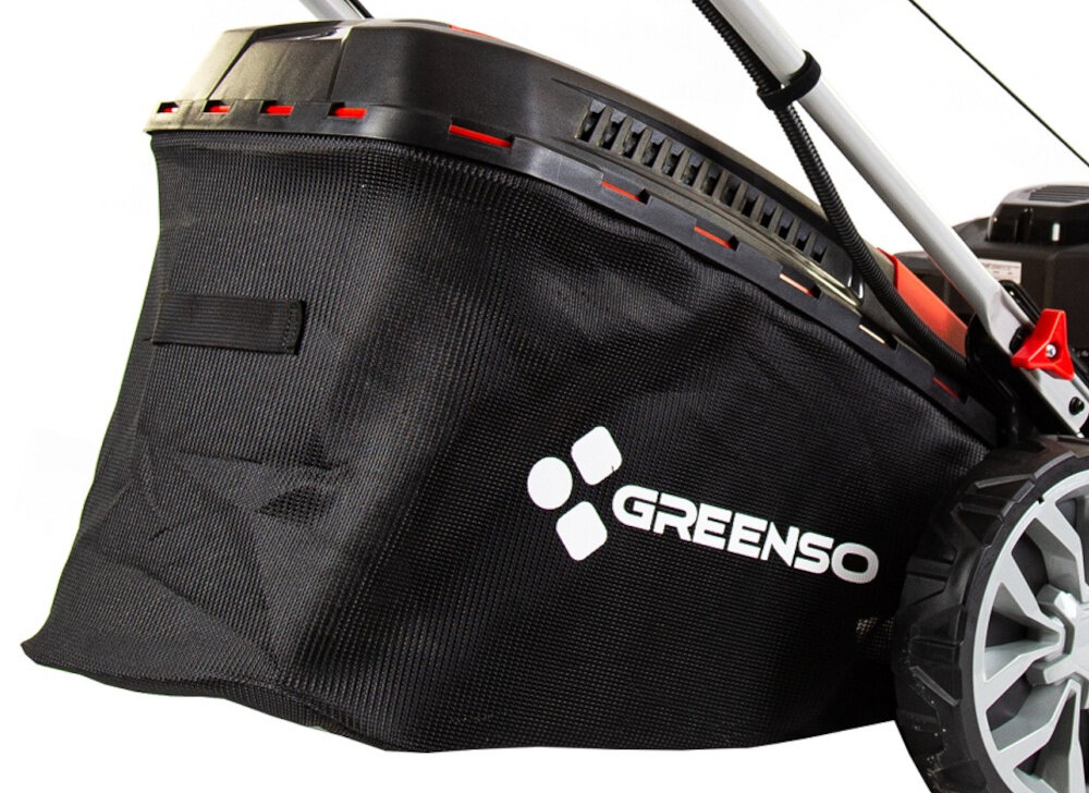 Kosiarka spalinowa GREENSO KS53-G224NE zbliżenie na kosz siatkowy kosz o pojemności 60 l aerodynamiczne prowadzenie powietrza duży otwór praktyczna pokrywa z tworzywa sztucznego