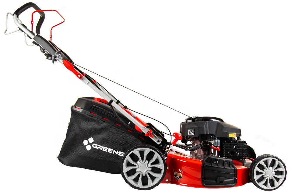 Kosiarka spalinowa GREENSO KS53-G224NE kosiarka na białym tle widoczna z boku obudowa z wytrzymałej stali odporność na uderzenia działanie warunków atmosferycznych waga 36 kg
