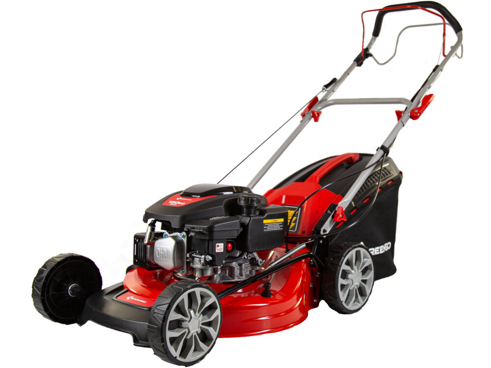 Kosiarka spalinowa GREENSO KS46-G150N Ducar DV150 z napędem 460mm 2.6kW kosiarka na białym tle widoczna od przodu pod skosem urządzenie z napędem porusza się samoczynnie precyzja tempo pracy stabilne tempo jazdy równomierne cięcie trawy ślady koszenia są spójne na całej powierzchni
