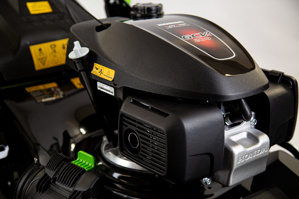 Kosiarka spalinowa GREENSO KS53-H200N-S zbliżenie na silnik silnik marki HONDA GCV200 wysoka moc trwałość technologia czterosuwowa konstrukcja górnozaworowa OHV silnik o pojemności 202 cm3 moc 2,8 kW zbiornik paliwa o pojemności 0,91 litra