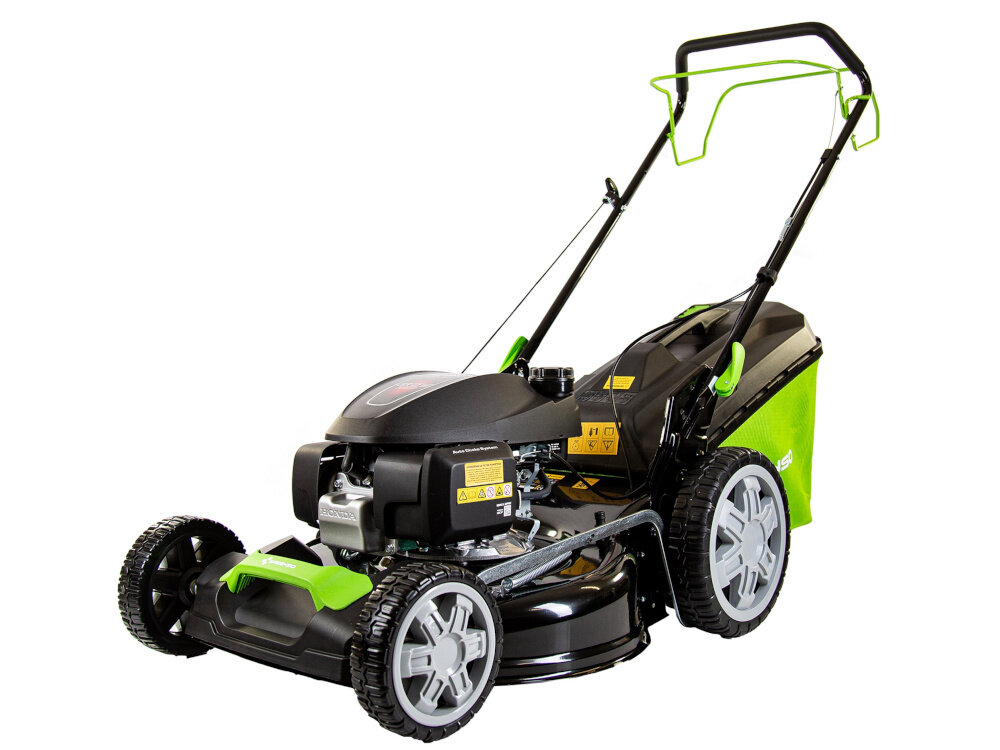 Kosiarka spalinowa GREENSO KS53-H200N-S kosiarka na białym tle widoczna od przodu pod skosem urządzenie z napędem porusza się samoczynnie precyzja tempo pracy stabilne tempo jazdy równomierne cięcie trawy ślady koszenia są spójne na całej powierzchni